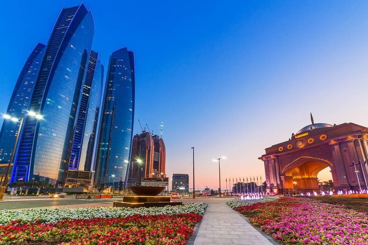 Experience Dubai’s unique combination of stunning architecture and landscaped gardens blending nature and urban charm. Explore the magic of the city as it awakens at dawn.